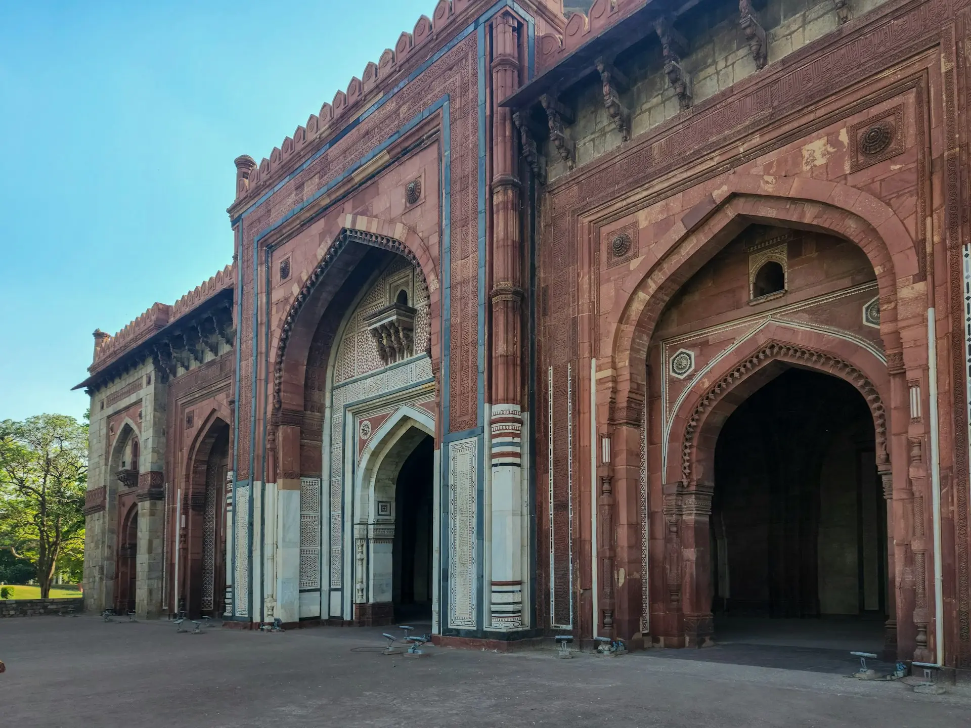 A large brick building with arches and arches