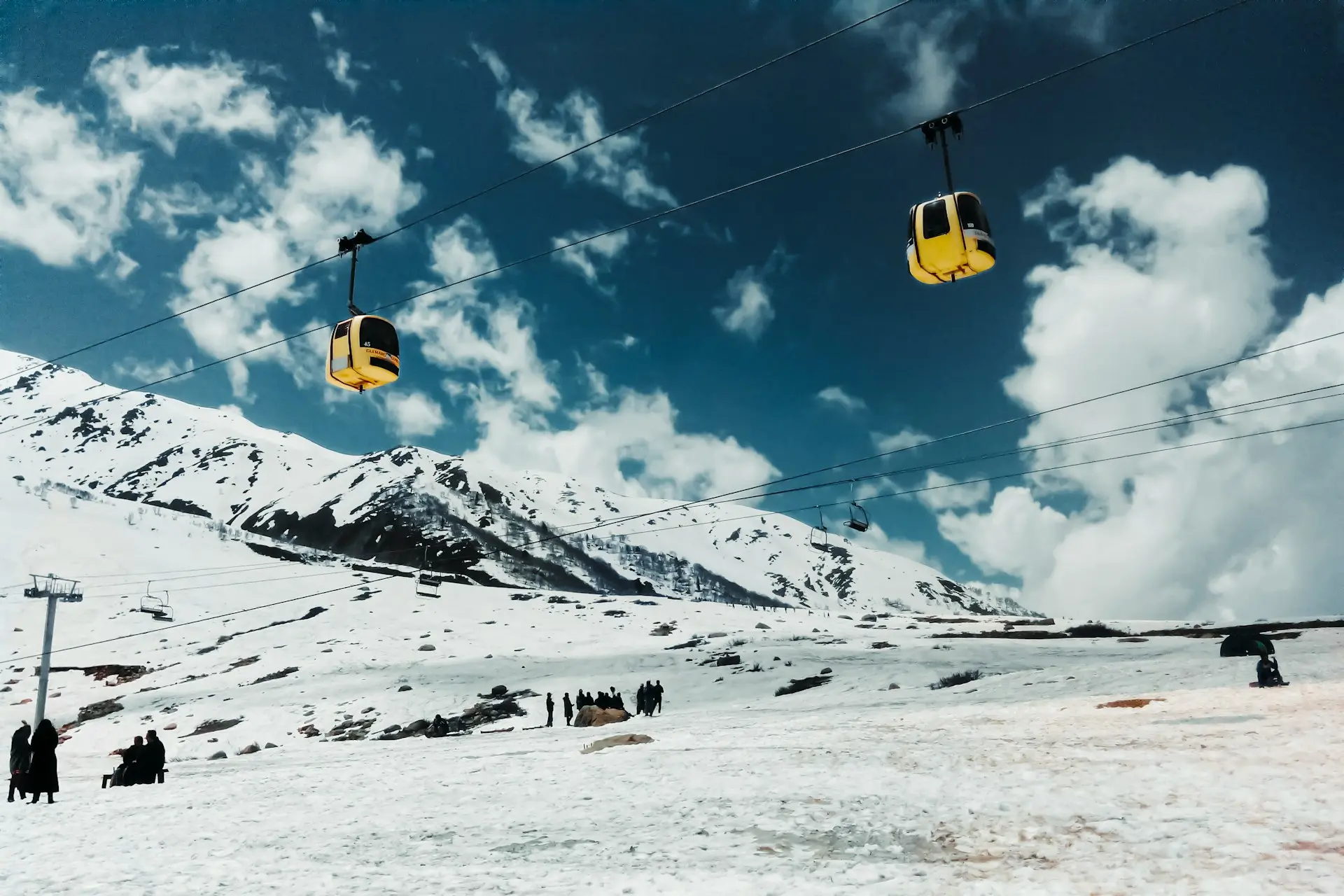 Luxury Kashmir tour package for couples with Gulmarg snow experiences and Srinagar houseboats